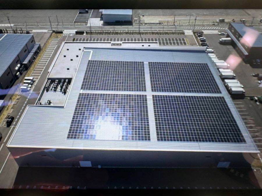 屋上に設置した太陽光発電システムを上空から撮影した写真